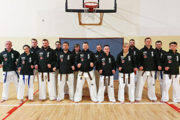 Kurtki klubowe dla grupy starszej